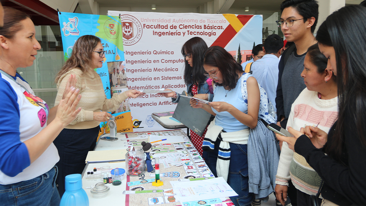 Organiza UATx “Quinta feria profesiográfica”