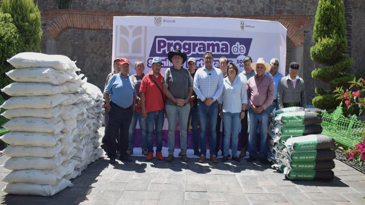 Entrega de fertilizante y semillas a campesinos de Zacatelco.