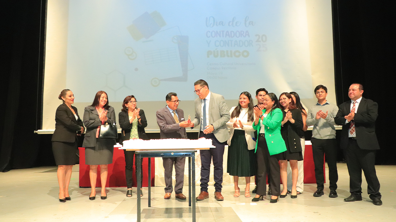 La tarea del Contador Público se refleja en la buena conducción de las organizaciones de la función pública: Rector de la UATx