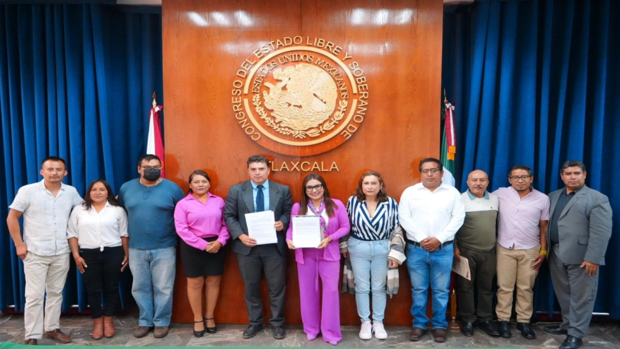Firma diputada Reyna Flor Báez convenio de colaboración con CECATI 82