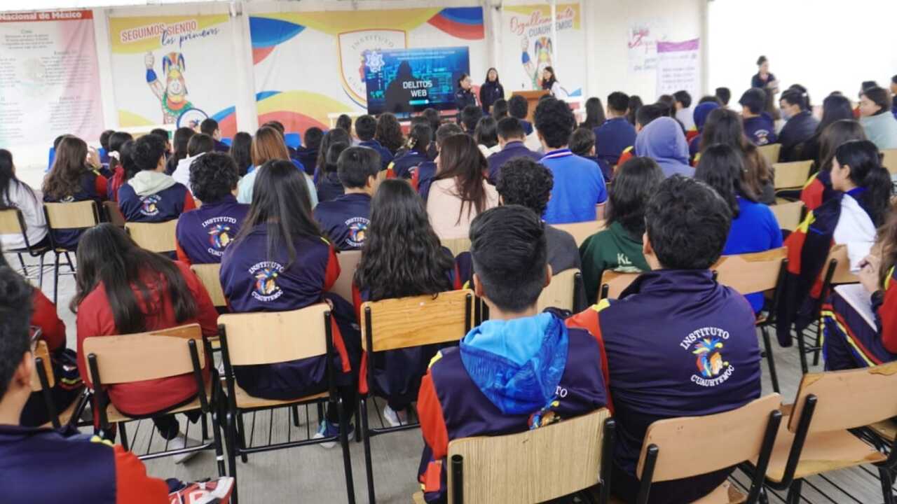 Conferencia en Zacatelco aborda los riesgos de la ciberviolencia en jóvenes