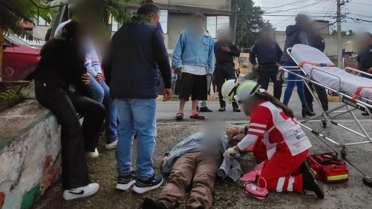 Policía capitalina brinda reanimación a hombre inconsciente en Santa María Acuitlapilco