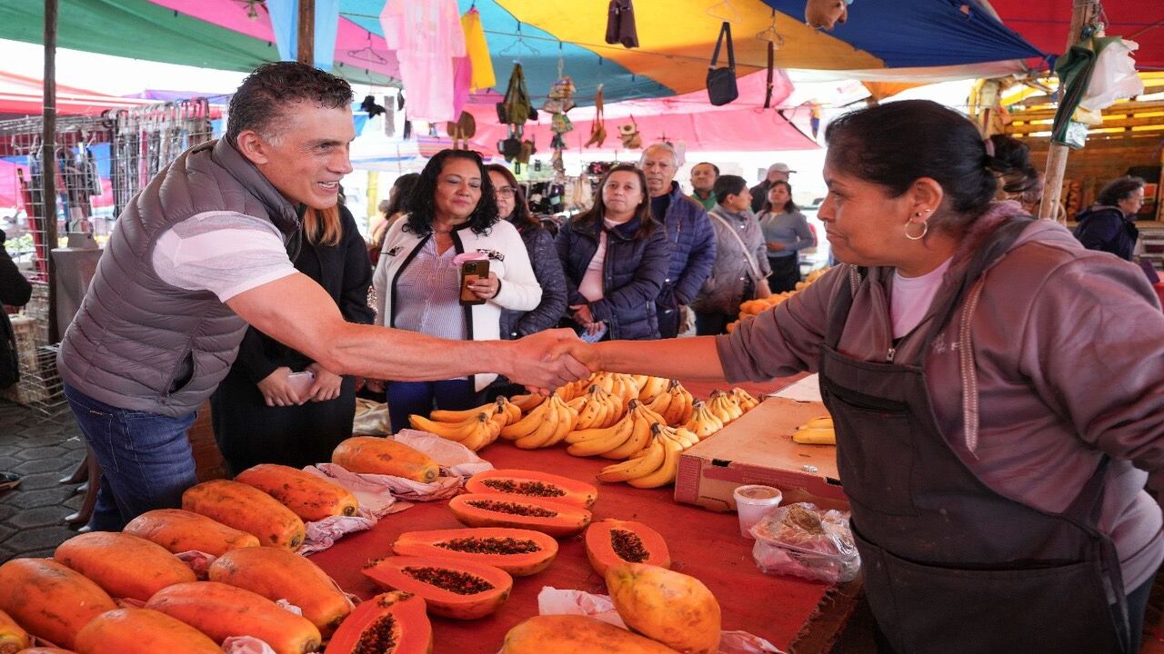 Alcalde Alfonso Sánchez García escucha y responde a vecinos y comerciantes del mercado de loma bonita