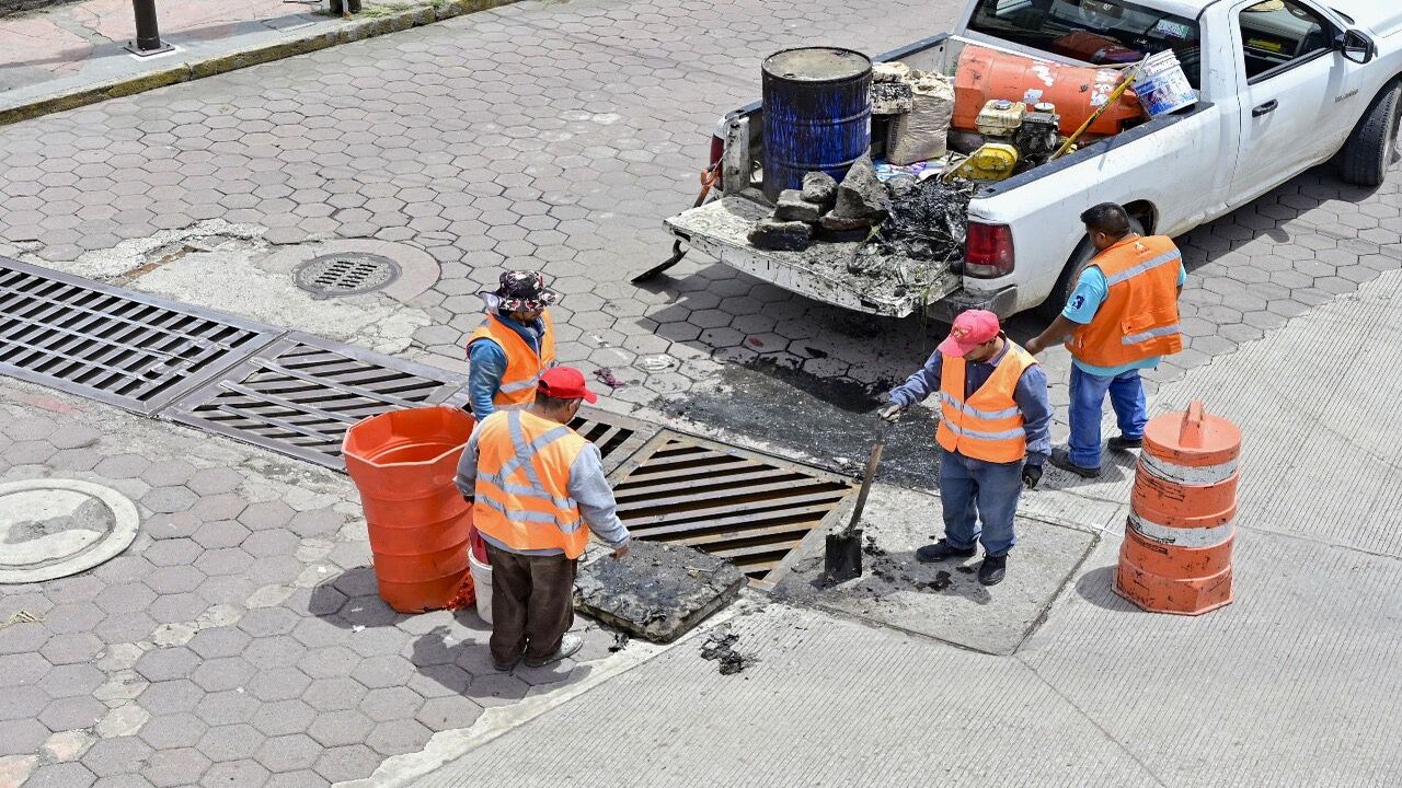 Ayuntamiento de Tlaxcala realiza limpieza de alcantarillas y renovación de rejillas en la calle ribereña