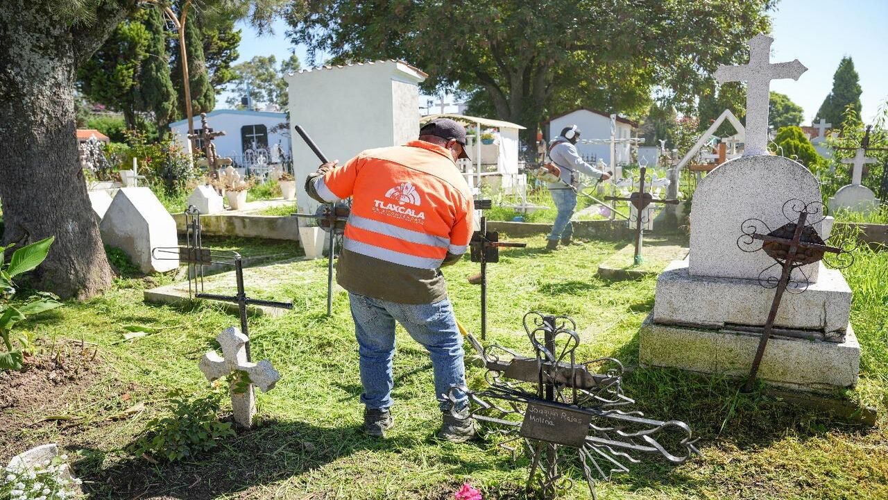 Gobierno de Alfonso Sánchez García mejora las condiciones de los panteones en ixtulco y Ocotlán