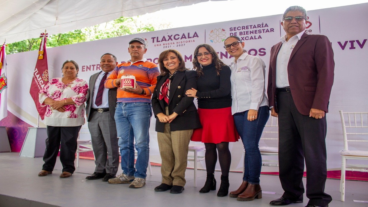 Entrega de 300 tinacos a familias de Apizaco por parte del Gobierno Estatal y Municipal