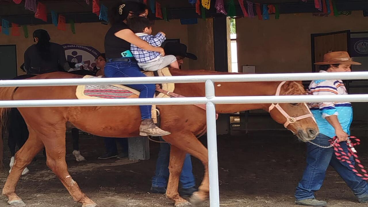Niñas y niños de la UBR Huamantla reciben equinoterapia como parte de su proceso terapéutico