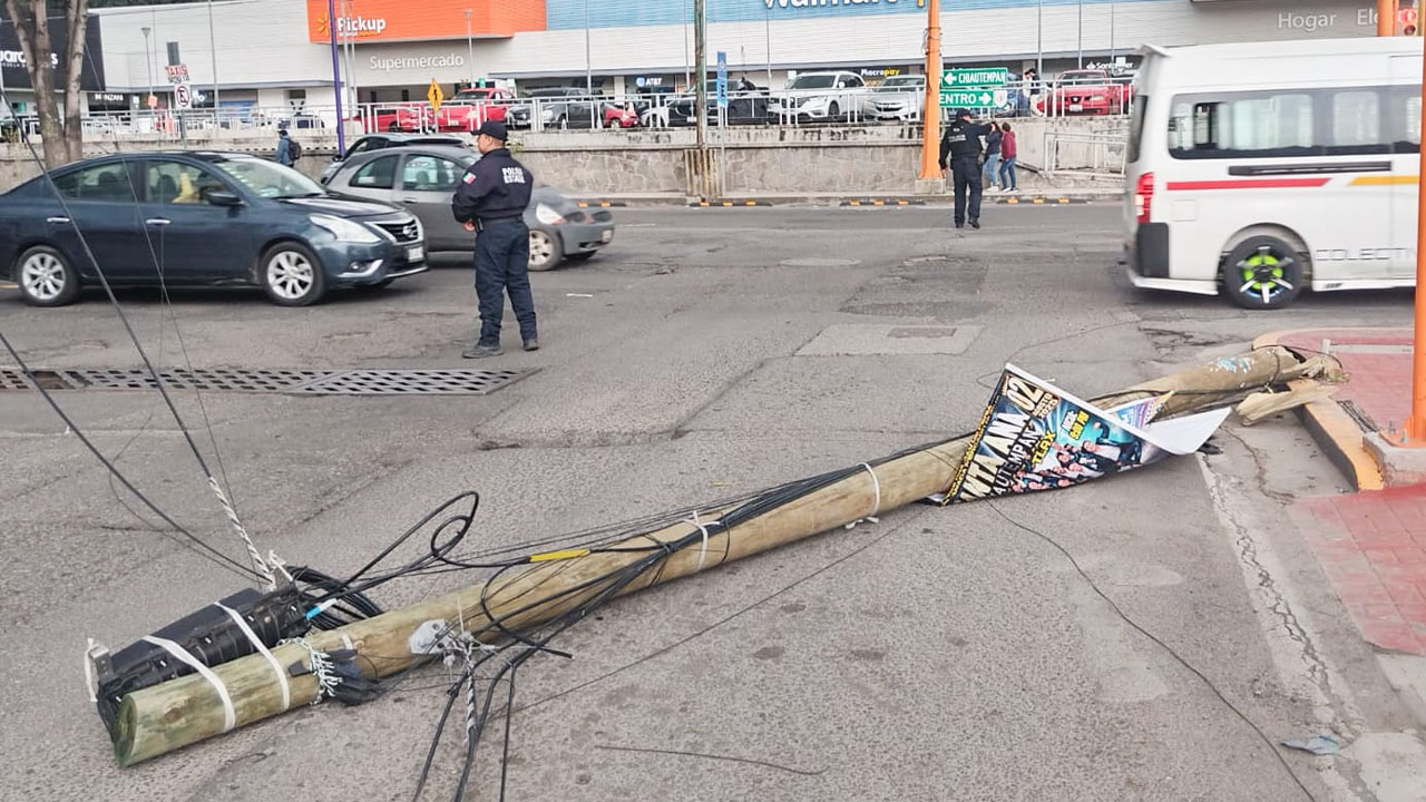 Atienden elementos policiales y de protección civil municipal caída de postes en inmediaciones del estadio Tlahuicole