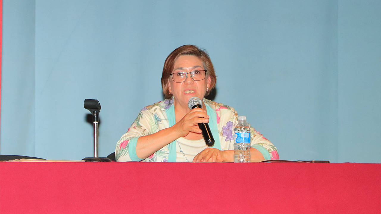 Especialista de la UATx dialoga con estudiantes de secundaria sobre factores de riesgo que desestabilizan a las familias