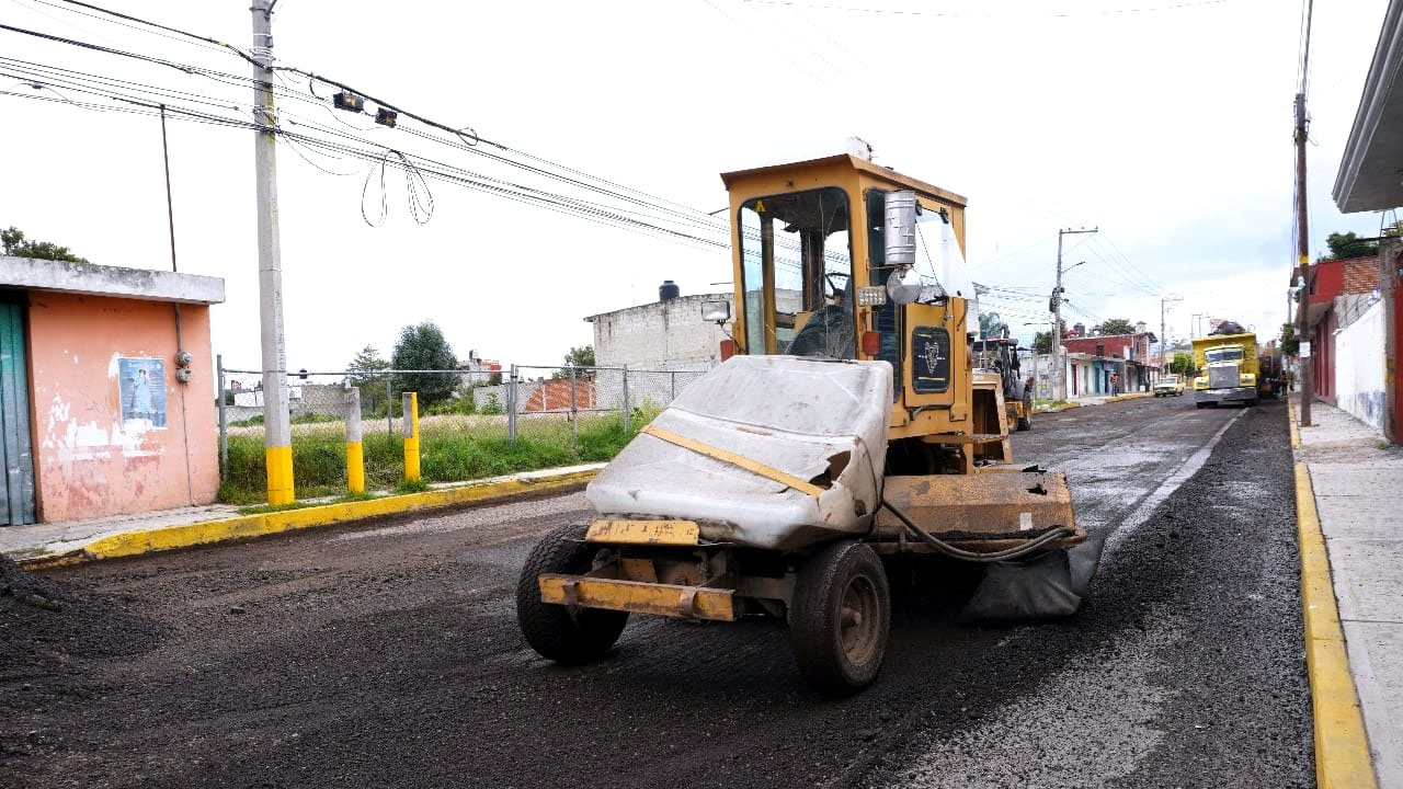 Gobierno de Zacatelco realiza reencarpetamiento en calle Zaragoza para mejorar vialidades