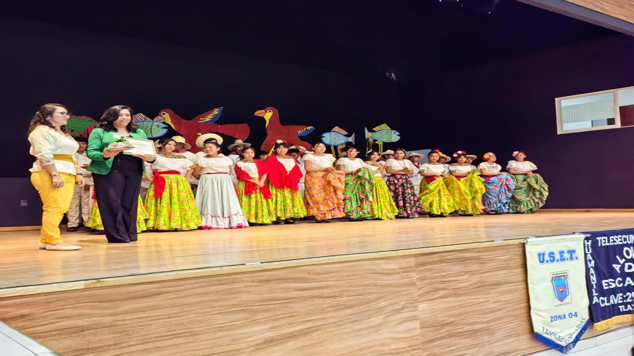 La Telesecundaria Alonso de Escalona, de Lázaro Cárdenas, llena de música y tradición la Cancha 13 de Huamantla