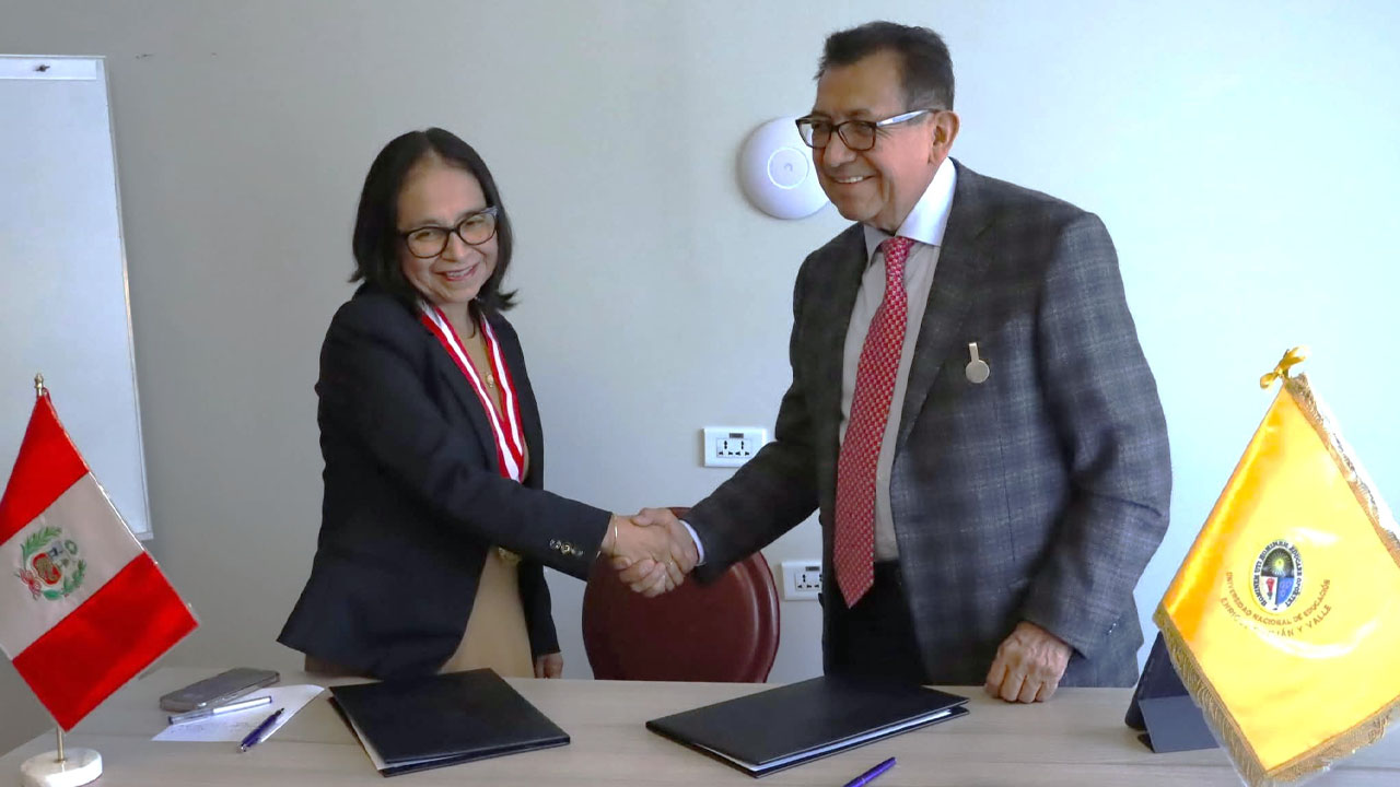 UATx y UNE de Perú formalizan acuerdo de colaboración académica