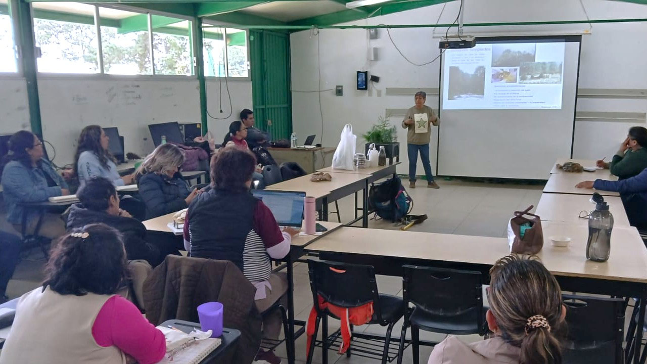 Investigadores UATx impartieron curso en CBTA 134  sobre propagación vegetal y uso de hongos en la reforestación