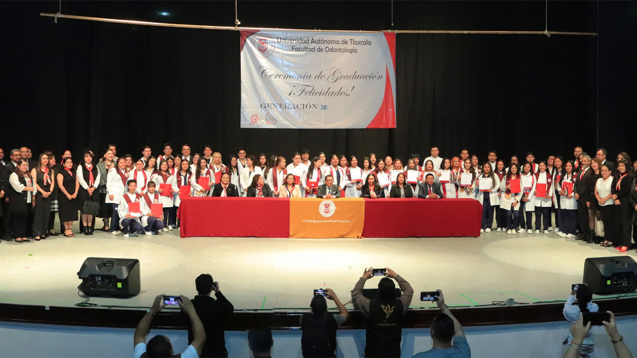 Preside Rector graduación de nuevos cirujanos dentistas  comprometidos con el bienestar y la salud bucal