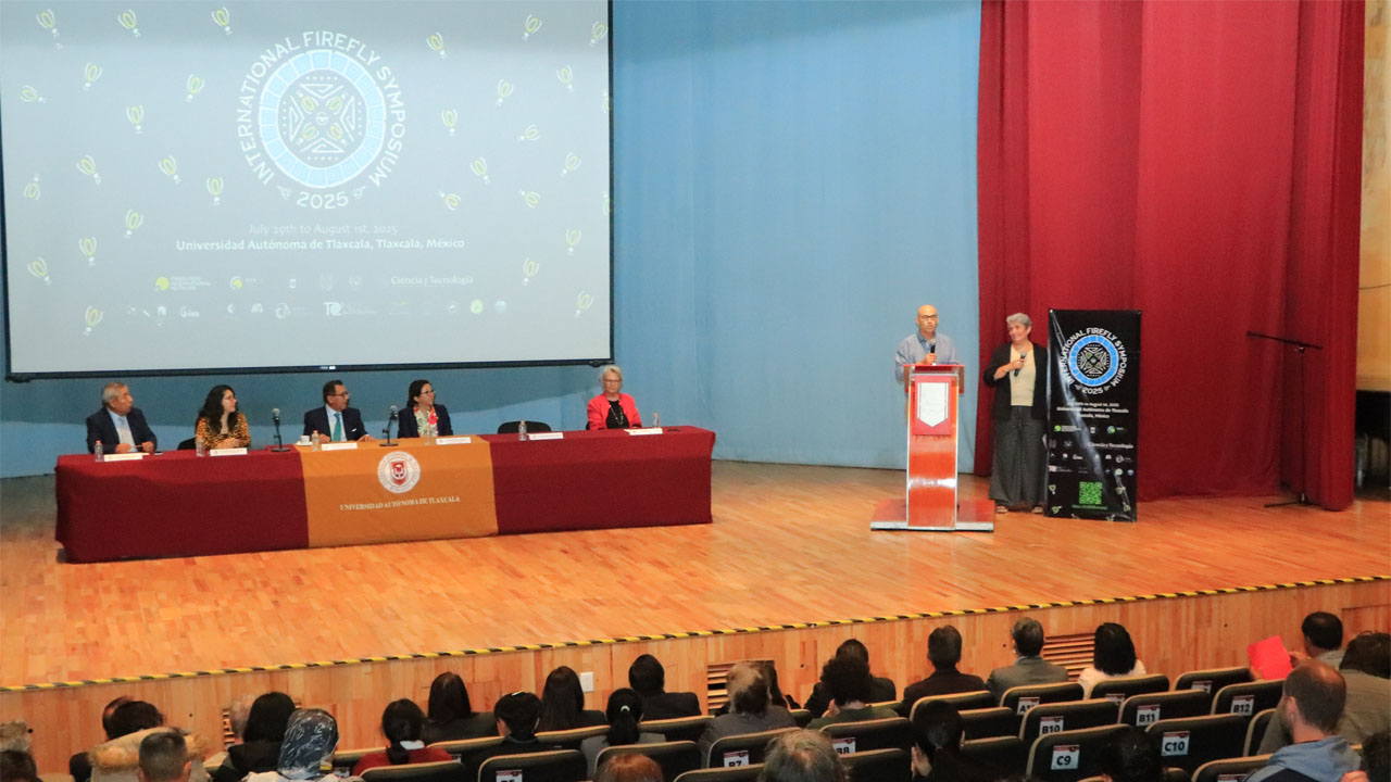 Recibe la UATx a especialistas de cuatro continentes, participan en Simposio Internacional de Luciérnagas 2025