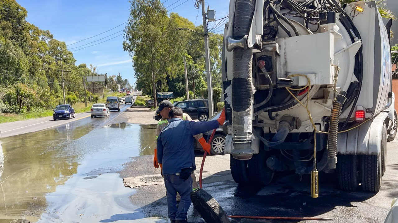 Ayuntamiento de Tlaxcala atiende reporte de drenaje azolvado en Tepehitec