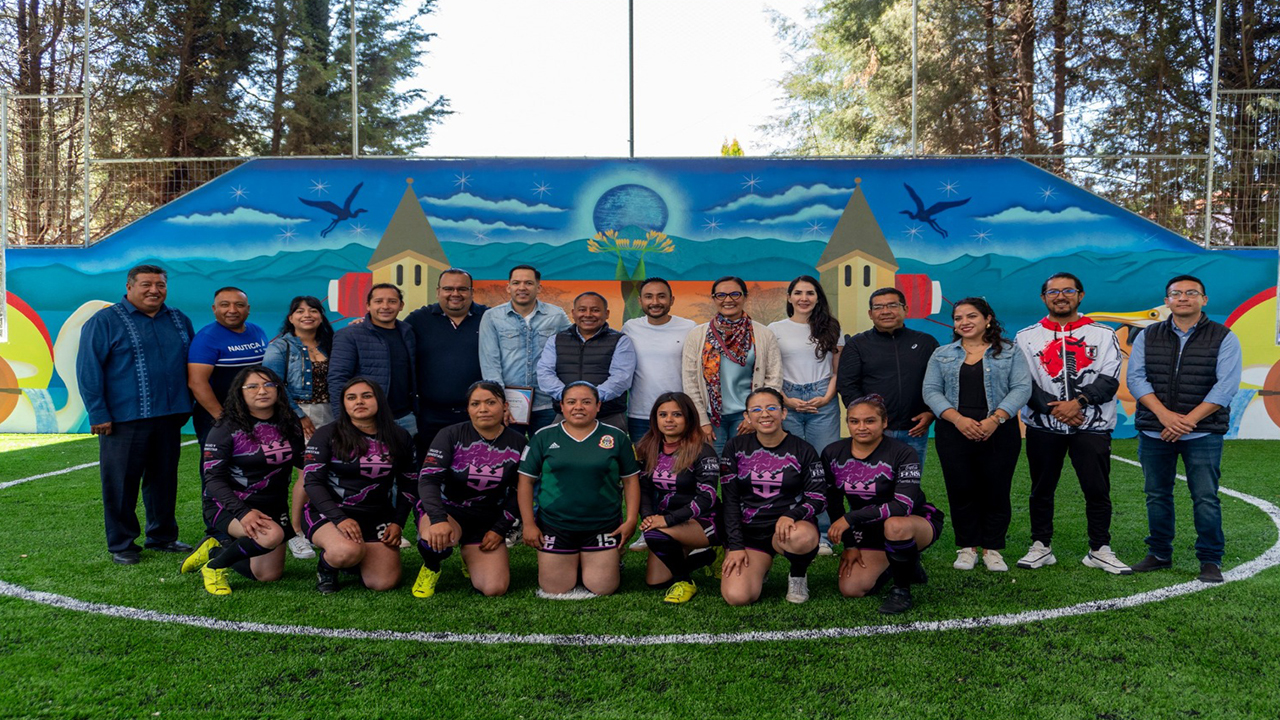 Rehabilitan cancha de fútbol Cualtikate en Apizaquito