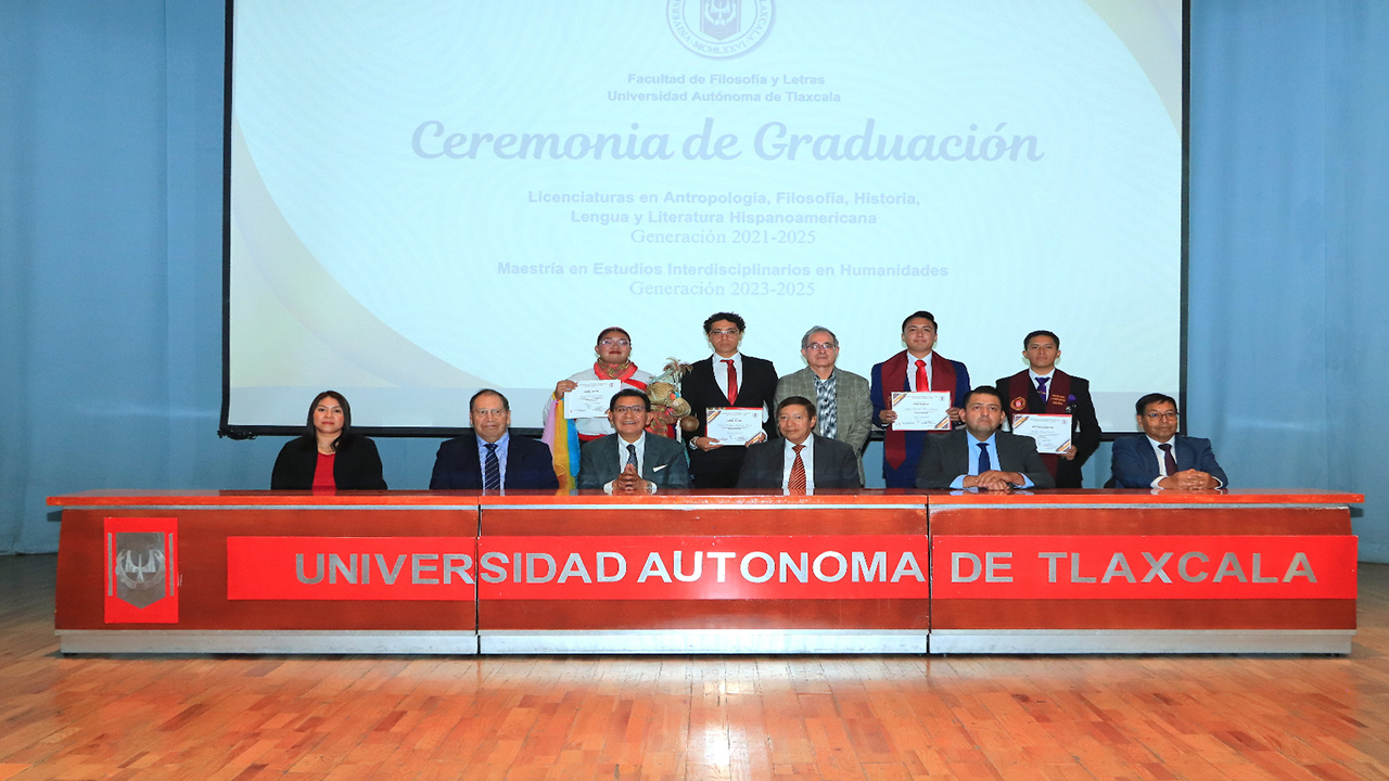 Egresados de Filosofía y Letras UATx culminan su formación