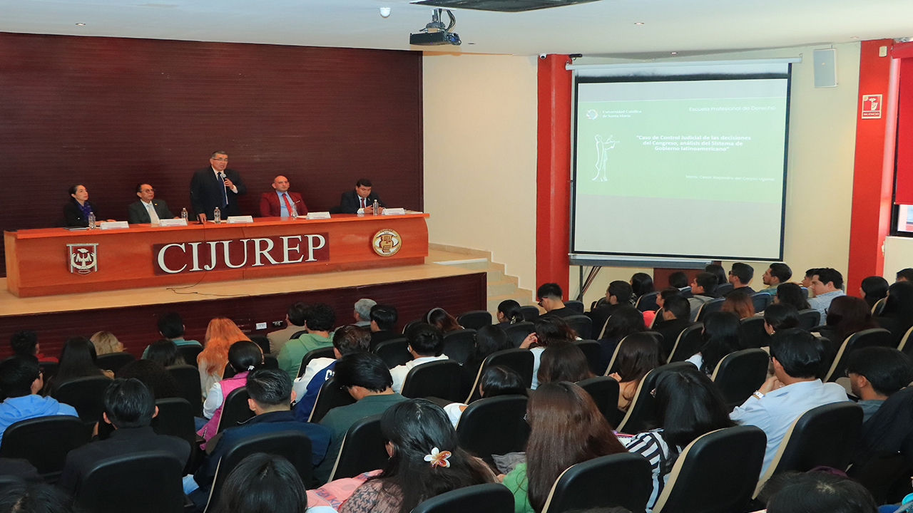 Docente de la UCSP habló sobre ámbitos de competencia de los  poderes Ejecutivo y Judicial a estudiantes de Derecho UATx
