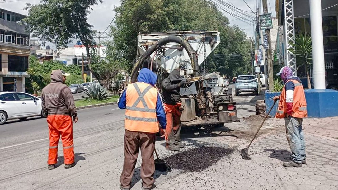 Atiende gobierno de Alfonso Sánchez García puntos de alta movilidad en la capital con programa de bacheo
