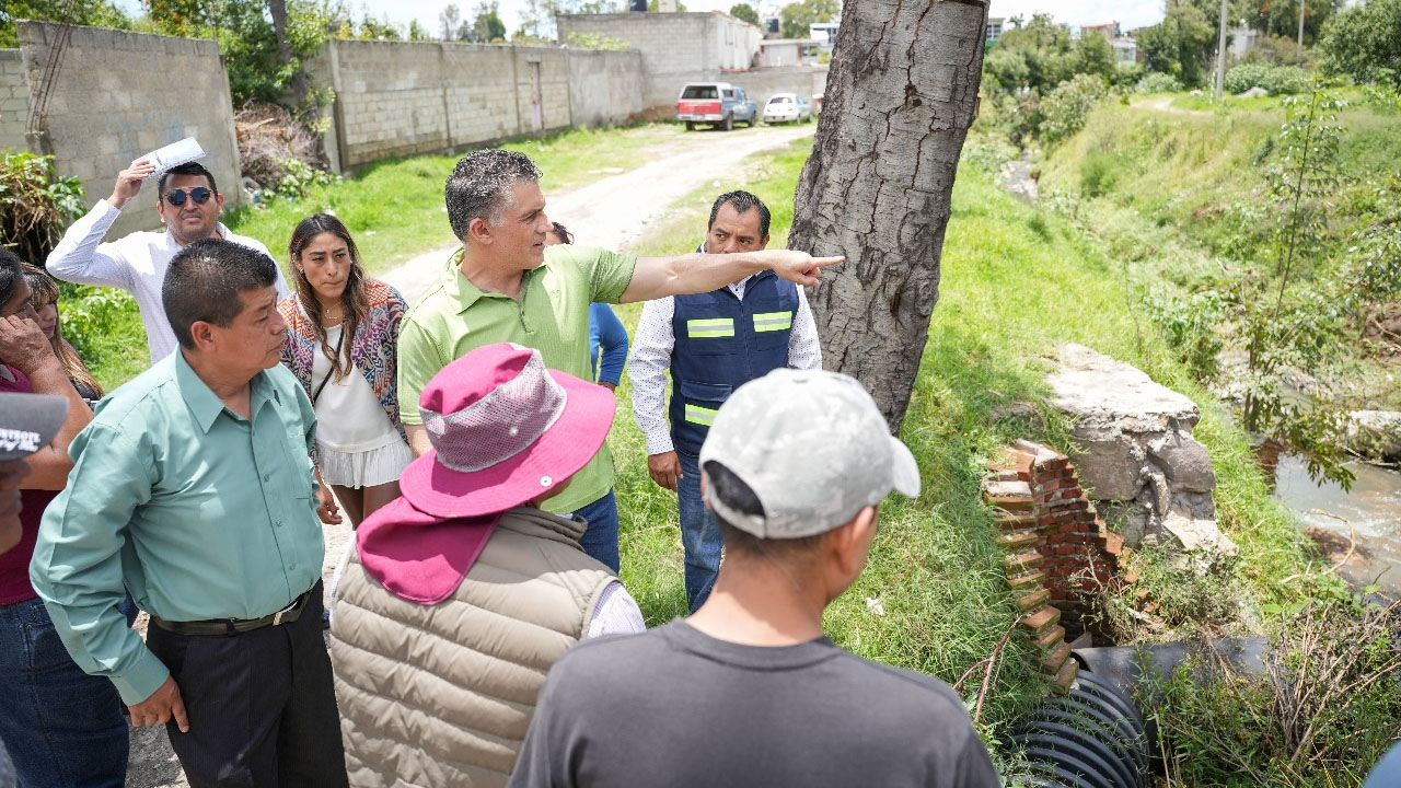 Alfonso Sánchez García camina con vecinos las calles de Ixtulco y coordina respuesta institucional tras daños por lluvia