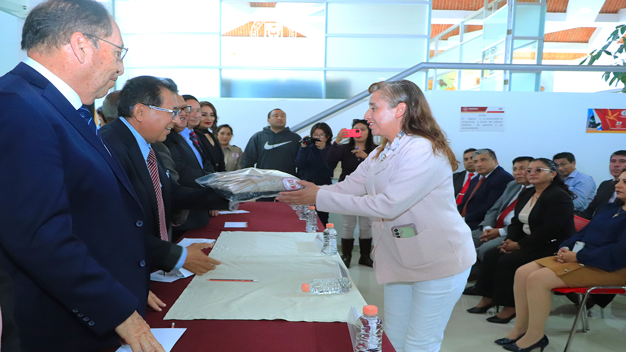 Entregó Rector de la UATx uniformes a integrantes de la Unidad de Seguridad Universitaria