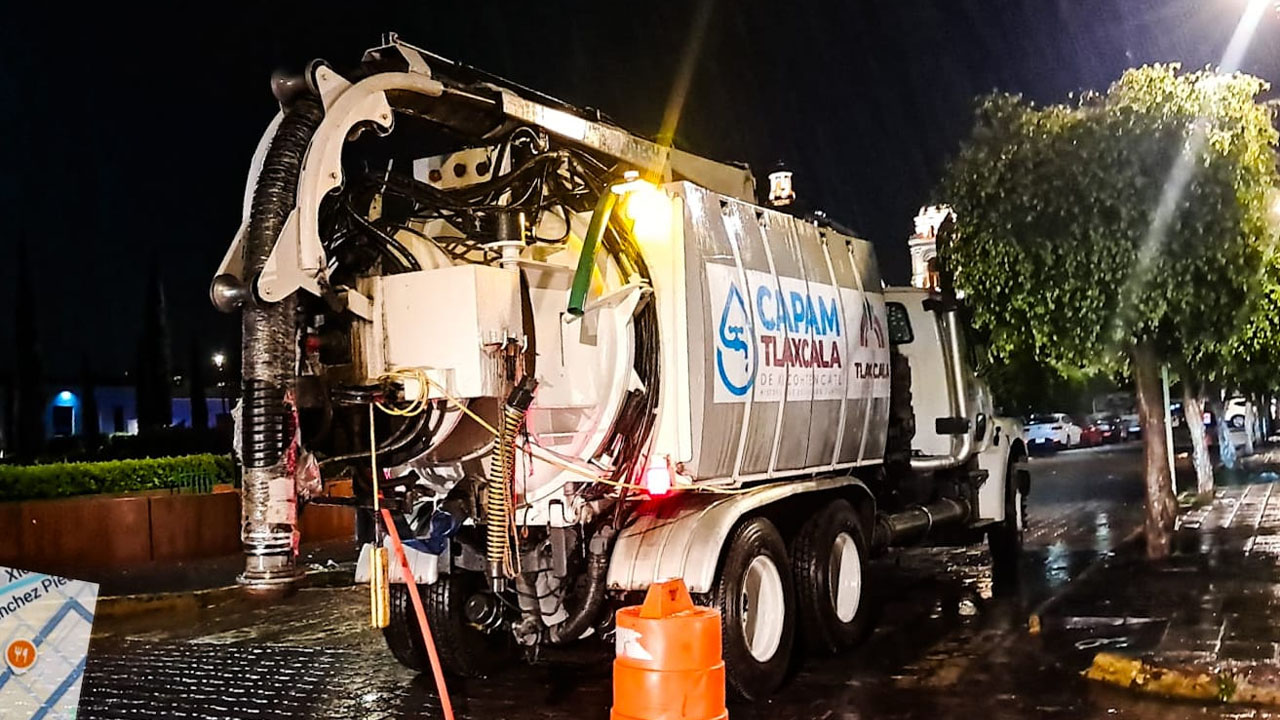 Brigada de contención y reacción del ayuntamiento de Tlaxcala atiende afectaciones tras fuerte tormenta
