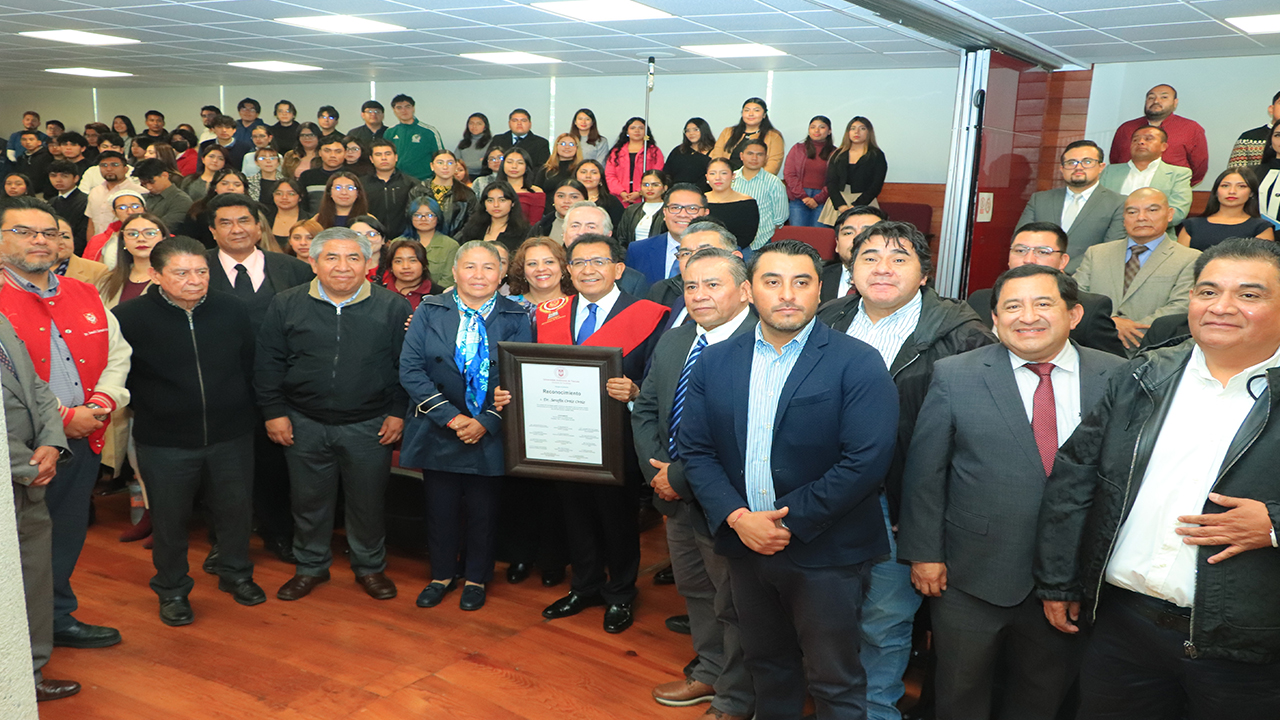 Por su liderazgo educativo, directores de Facultad entregan reconocimiento al Rector de la UATx