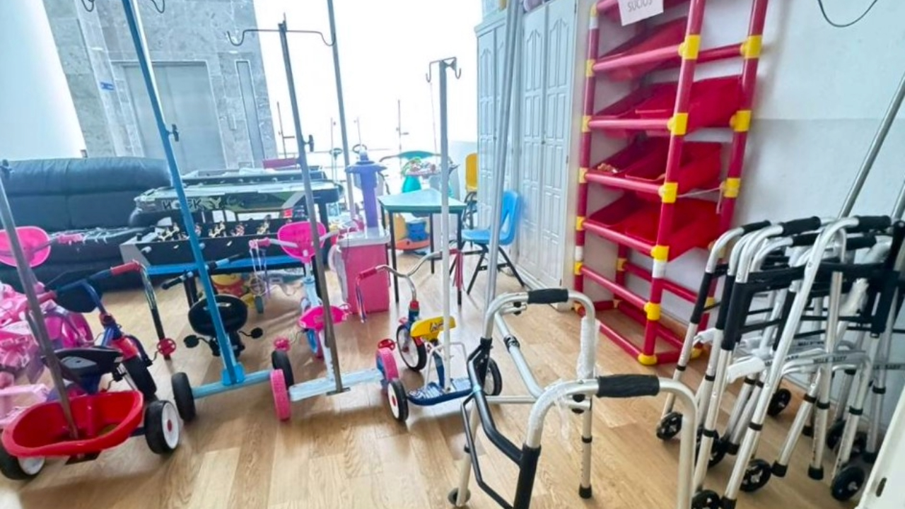 Estudiantes de Diseño Automotriz UATx transforman equipos médicos en favor de niños hospitalizados