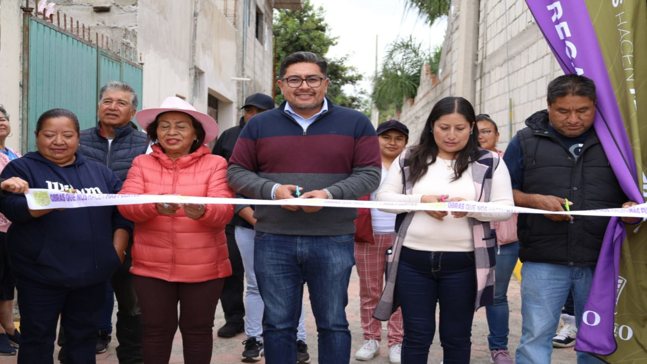 El presidente José Miguel Acatzi Luna encabeza la entrega de obra en Exquitla.