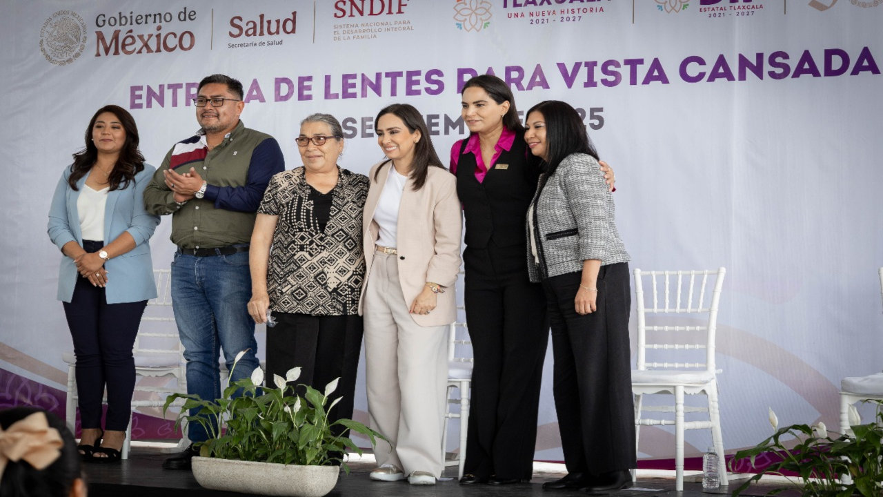 Inicia la jornada de entrega de lentes para vista cansada en Zacatelco en coordinación con el SEDIF y SNDIF