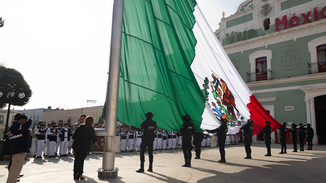 El Instituto Amado Nervo y la comunidad del Pueblo de la Cruz participan en ceremonia de Honores a los Símbolos Patrios en Huamantla