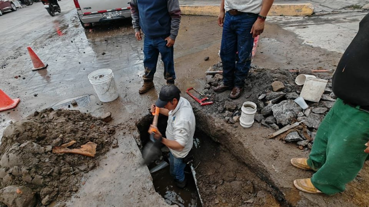 CAPAMH Repara Fuga de Agua en Calle Allende Tras Horas de Trabajo