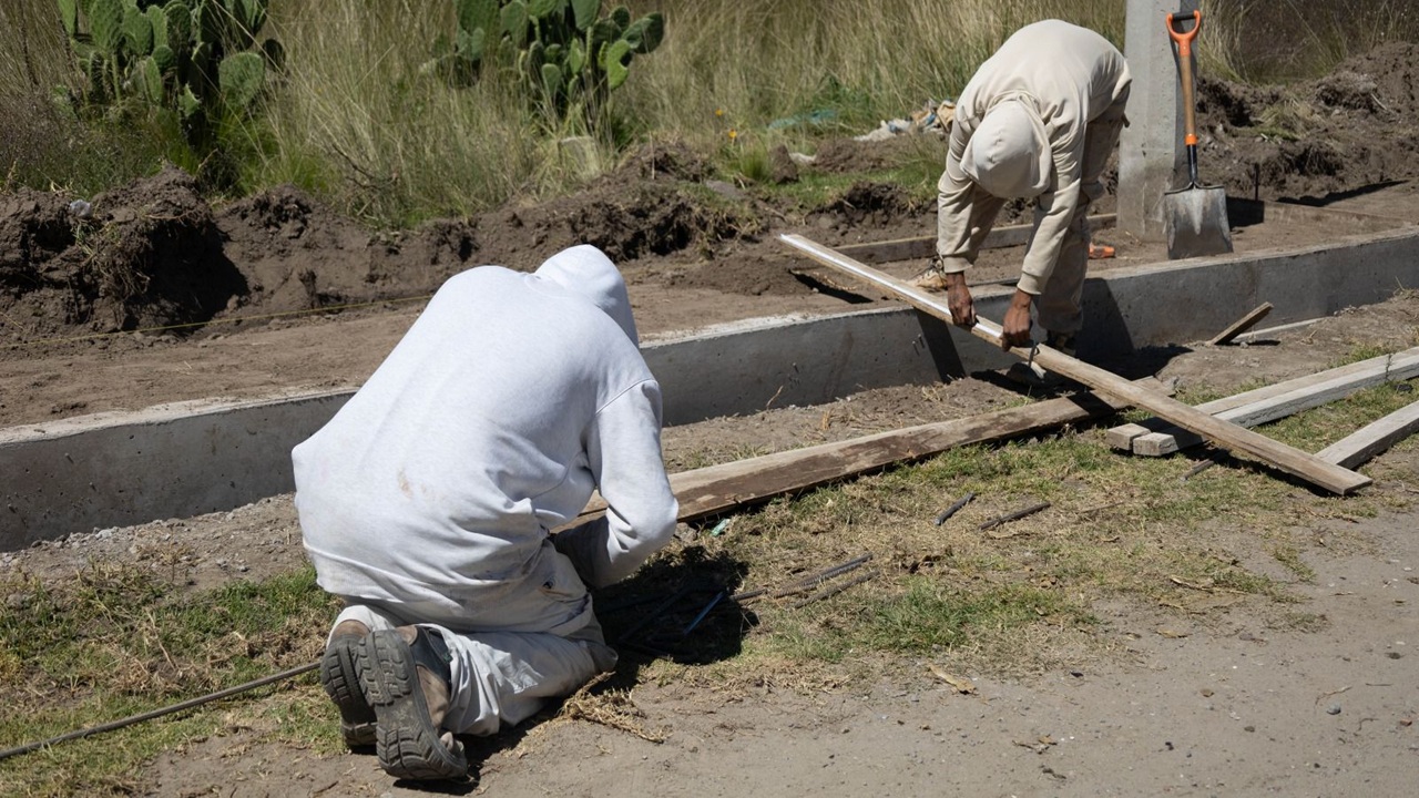 Avanza la construcción de banquetas y guarniciones en El Carmen Xalpatlahuaya