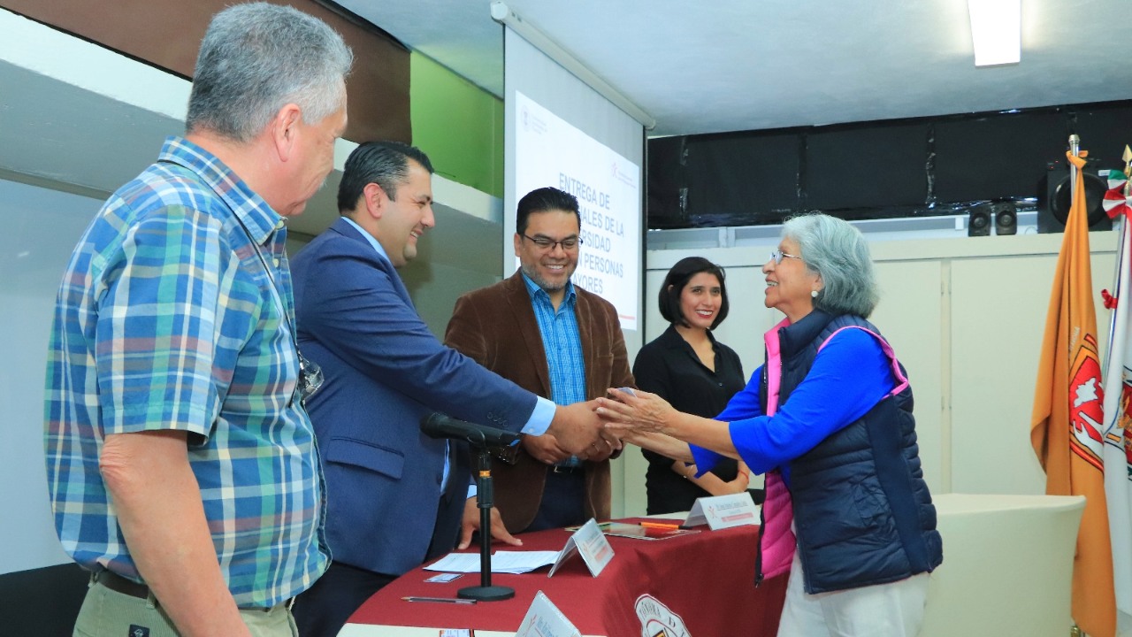 Reciben 150 adultos mayores su credencial que los acredita como alumnos de la UATx