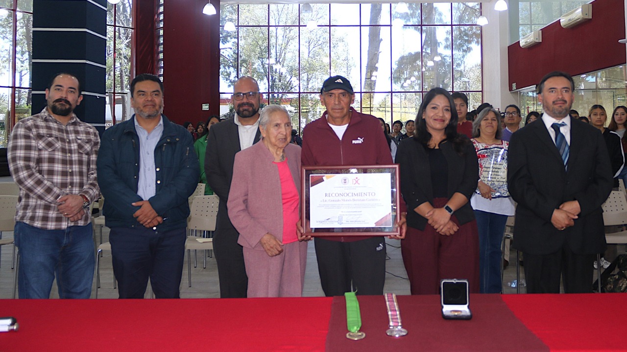 FCDH UATx reconoce la trayectoria de superación y éxito de Moisés Beristain