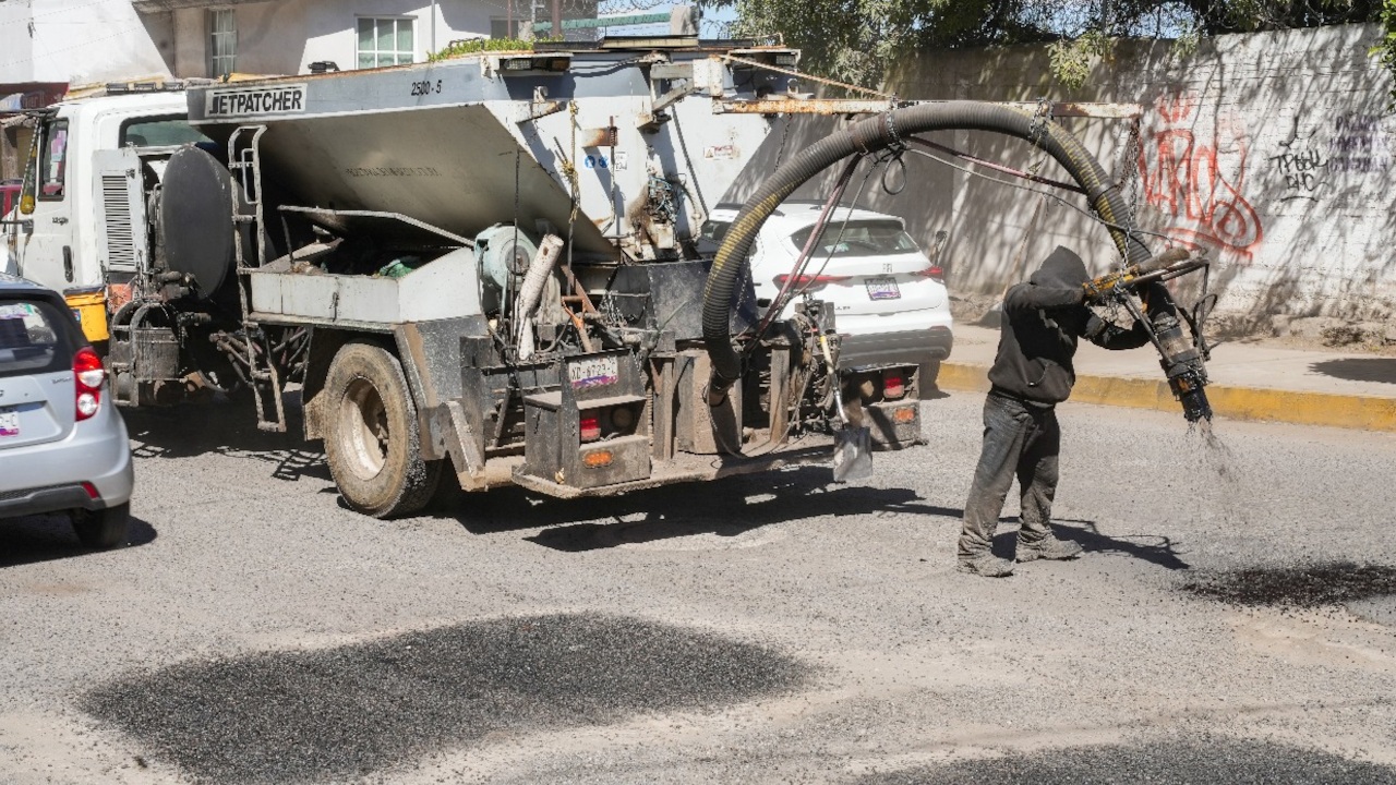 Avanza el programa de bacheo en la capital ahora con atención en la colonia San Isidro