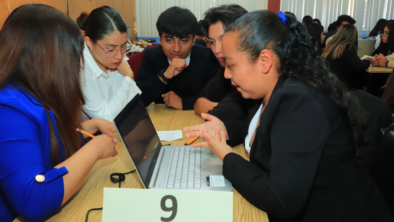 Estudiantes de Administración UATx aplican sus capacidades en simulador de marketing