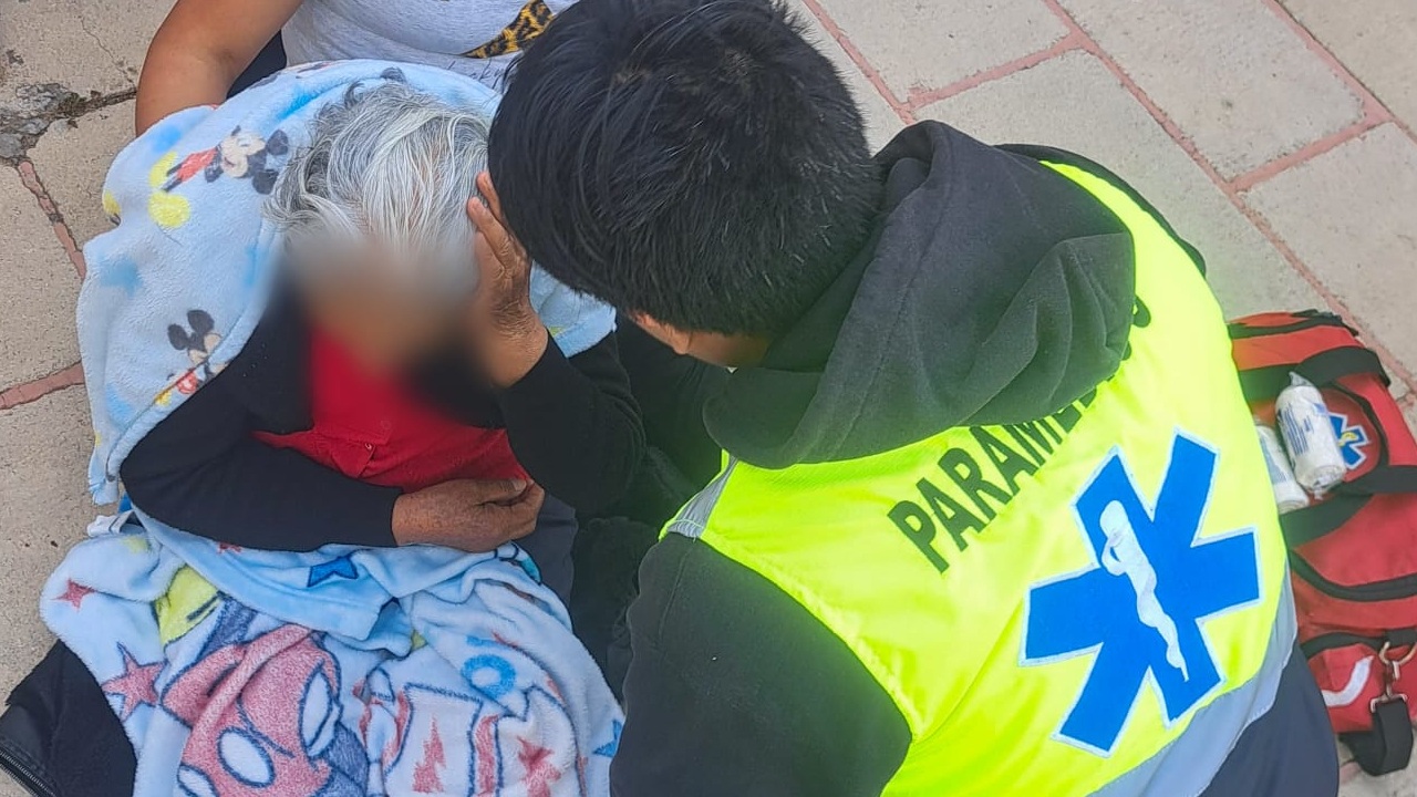 Atienden paramédicos de Protección Civil Municipal a mujer lesionada en la Basílica de Ocotlán