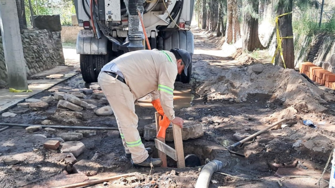 Realiza la CAPAM labores de desazolve en sistema de drenaje de calle Carvajal en Acuitlapilco