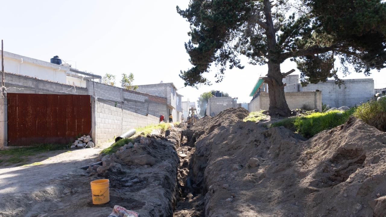 Inicia rehabilitación de drenaje sanitario en El Pueblo de la Cruz para mejorar condiciones de vida y salud