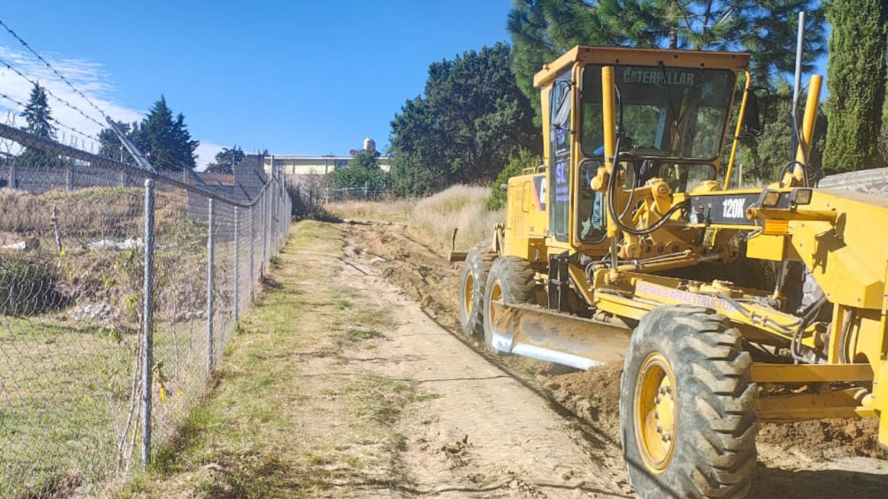 Continúa el gobierno municipal de Tlaxcala con acciones de mejoramiento de caminos en Cuauhtelulpan