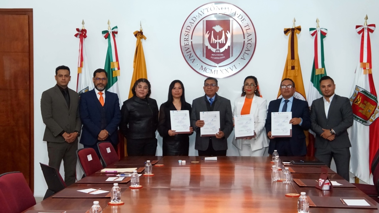 Firman acuerdo de colaboración la UATx y el SAET