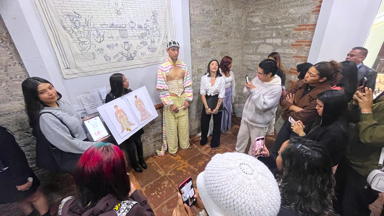 Estudiantes de Diseño Textil UATx presentan exposición de moda y arte textil en Museo de la Memoria