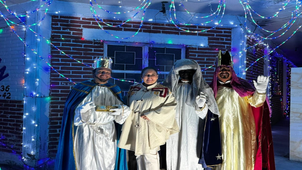 Convive la Senadora Ana Lilia Rivera con pobladores de Tlalcuapan y admira adornos navideños