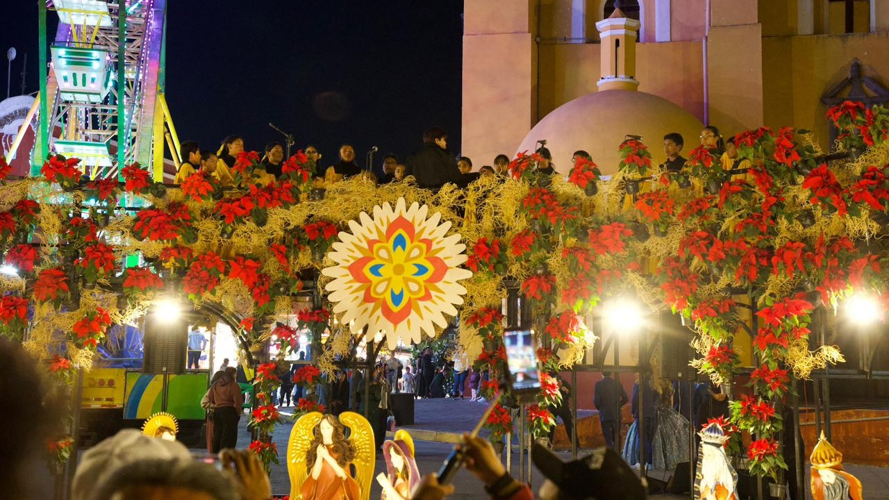 Chava Santos Inaugura la Aldea Mágica 2025 en una Noche Llena de Alegría y Música en Huamantla