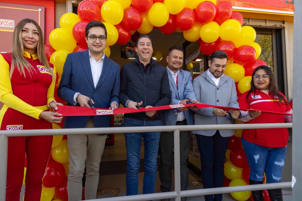 Salvador Santos Inaugura Tienda OXXO en Ciudad Industrial Xocohténcatl II, Acercará Servicios a Empresas