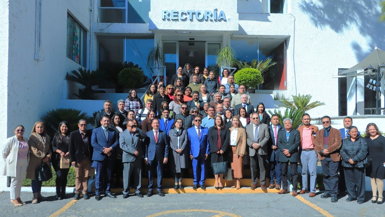 Rector de la UATx tomó protesta a integrantes de la APADESU