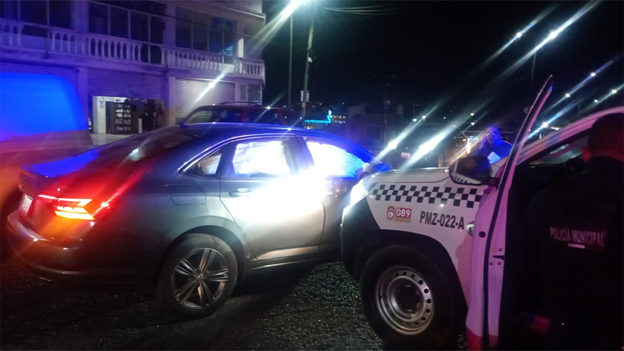 Conductor irresponsable colisiona con patrilla y afecta respuesta a emergencia en Zacatelco