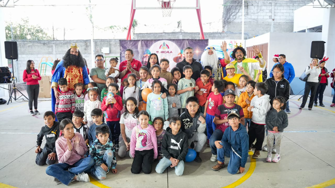 Alcalde Alfonso Sánchez García acerca la magia del día de reyes a niñas y niños de La Joya y San Isidro, Tlaxcala
